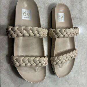Dolce Vita braided women sandal
Size 8
Cream